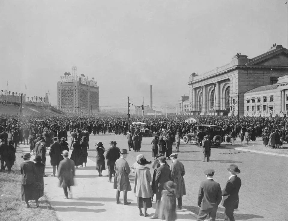 UnionStationKC's tweet image. 101 years ago today, on Nov 1, 1921, more than 100,000 people came together to see the five World War I Allied Commanders dedicate the site of the Liberty Memorial. All five leaders arrived by train at Union Station. It was the first time they had ever been together in one place.