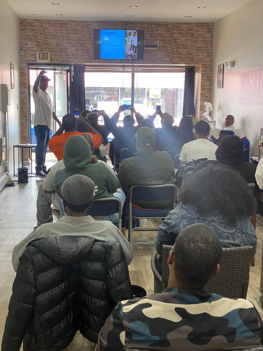 LIFECampInc's tweet photo. Violence intervention and Reduction training at @100SUITS with @CureViolence today. 

Working together to end violence and make peace real in our communities. 

#EndGunViolence #peaceisalifestyle https://t.co/Z72PzuinLi