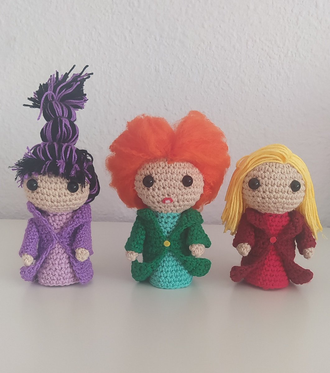 ¡Amigurumis de las Hermanas Sanderson! 🧙🏻‍♀️💚❤️💜🪄🔮 #handmade #japanweekend #saloncomicvalencia #mangafest #amigurumi #hechoamano #handmadewithlove #Disney #DisneyPlus #Halloween #SandersonSisters #hocuspocus #Elretornodelasbrujas #ElRetornoDeLasBrujas2 #Salem #HocusPocus2