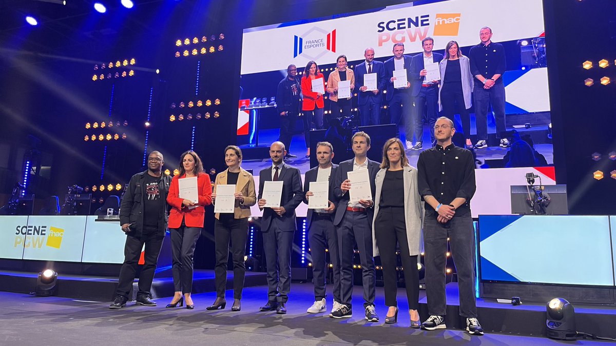 L’association <a href="/Fra_esports/">France Esports</a> remet les résultats du baromètre France Esports – Médiametrie 2022 à la Ministre des Sports des Jeux olympiques et paralympiques <a href="/AOC1978/">Amélie Oudéa-Castéra</a> à la #PGWRestart.