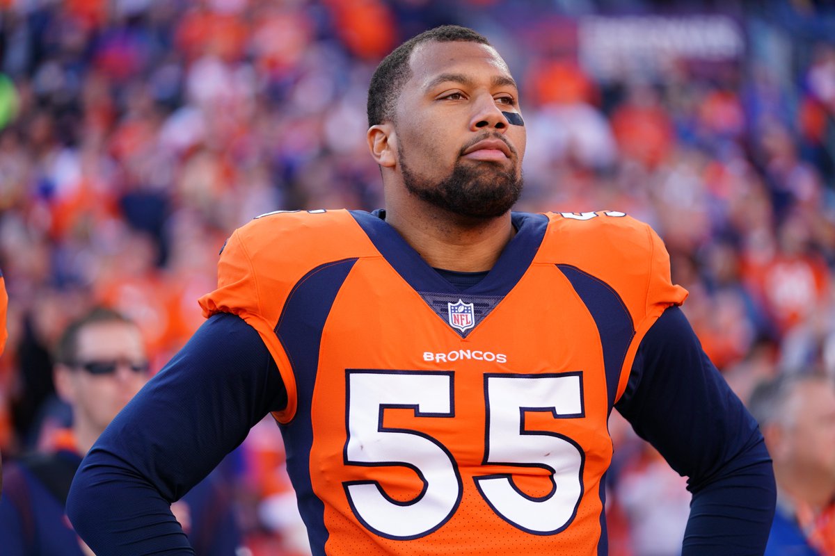BleacherReport's tweet photo. The Broncos are trading edge-rusher Bradley Chubb and a 2025 fifth-round pick to the Dolphins for RB Chase Edmonds, a 2023 first-round pick (via SF) and a 2024 fourth-round pick, per @AdamSchefter https://t.co/6SFjEfaqBI
