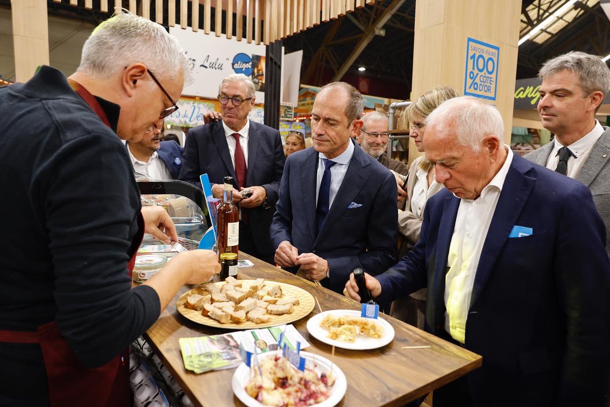 CD_CotedOr's tweet photo. [RETOUR EN IMAGES]

✂️ François @Sauvadet a inauguré ce matin la Boutique et le Bistrot du stand Savoir-faire 100% Côte-d'Or à la #FoiredeDijon.

RDV tous les jours pour découvrir, déguster et acheter les produits de nos agréés ! 🧀🍷
📸 © Philippe Bruchot https://t.co/u3XfQOZH0Y