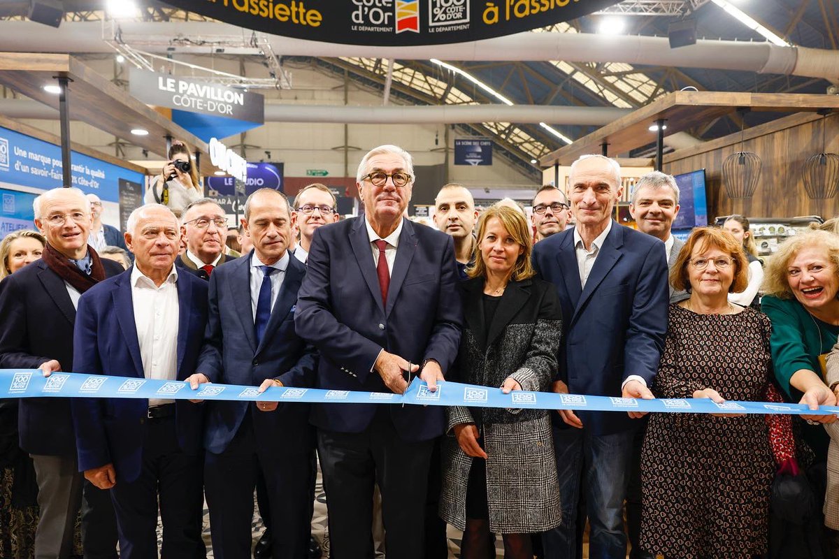 CD_CotedOr's tweet photo. [RETOUR EN IMAGES]

✂️ François @Sauvadet a inauguré ce matin la Boutique et le Bistrot du stand Savoir-faire 100% Côte-d'Or à la #FoiredeDijon.

RDV tous les jours pour découvrir, déguster et acheter les produits de nos agréés ! 🧀🍷
📸 © Philippe Bruchot https://t.co/u3XfQOZH0Y