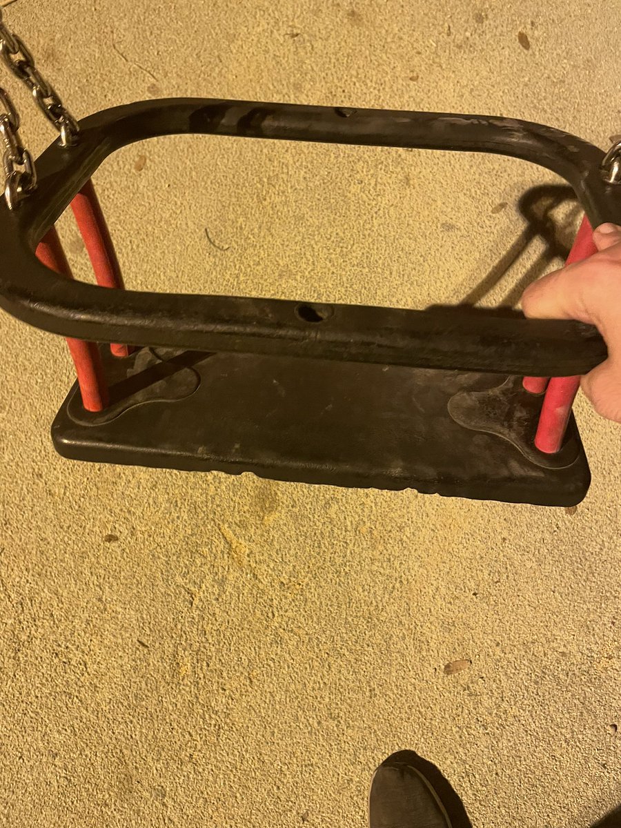 Saecillo's tweet photo. Bajar con mi hijo (18meses) al parque y no poder montarse en el columpio.
1- porque esta roto desde no me acuerdo cuando.
2- porque solo tenemos una zona de infantil con un solo columpio para “bebes” con todo el espacio que hay.
Solucionamos alguna?? @alicanteayto https://t.co/zcaJitWEeu
