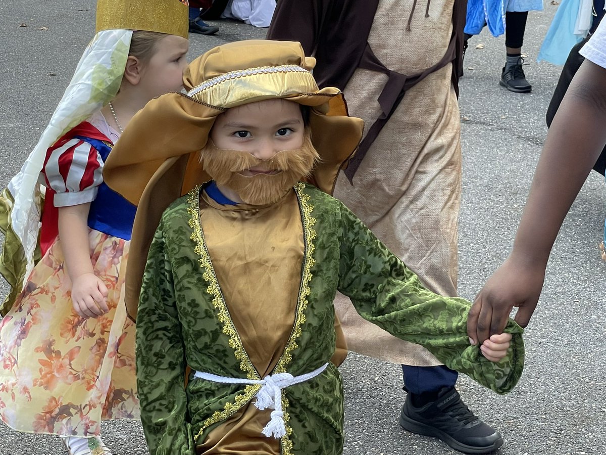 Our #AllSaintsDay parade topped off a day that began with All-School Mass (thank you, choir members!) and included learning about many saints in different arras of service. Thank you to the families who came out! #ADWcommunity #gobees 🐝