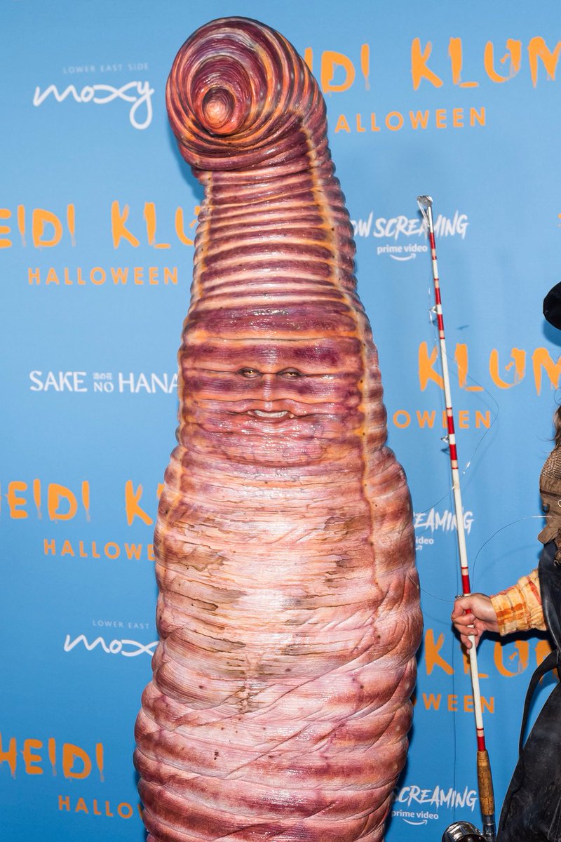 etnow's tweet photo. Heidi Klum is hooked this Halloween and there is no wiggle room for anyone else to take the title from the reigning Queen of Halloween. 👑 #Heidiween https://t.co/dEMdNszydJ