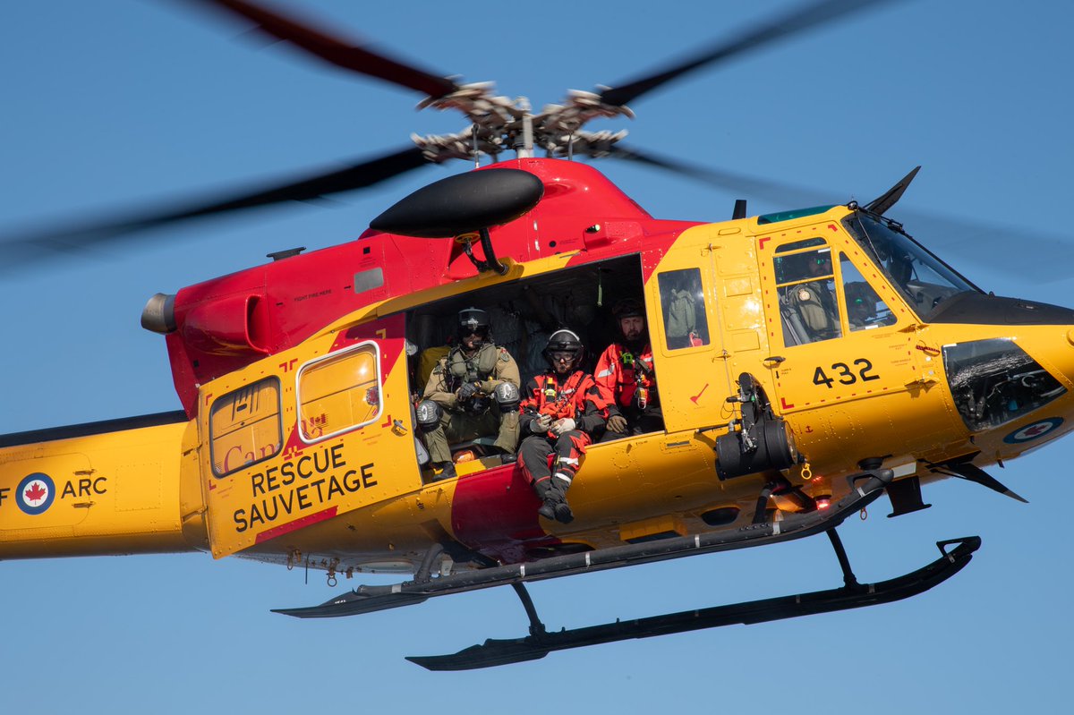 JRCCTrentCCCOS's tweet photo. Members of @RCAF_ARC 424 Transport and Rescue Sqn recently spent some time off Kingston conducting rescue training with @CoastGuardCan crews. Griffon helicopter crews hoisted #SARTechs to and from lifeboats. https://t.co/tBAwiR3Bvj