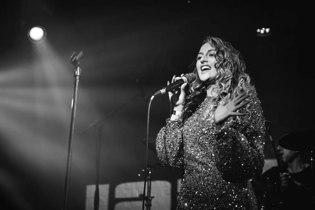 @kaylakelleymusic supporting @official_laidblak recently.
📸Shot for @wave_promotions
.
.
.
.
.
#livemusic #bristol #photography #listenlive #live #music #musicphotography #mainstage #headliner #bristolmusic #eventphotographer #eventphotography #events instagr.am/p/CkbUNR3jC_D/