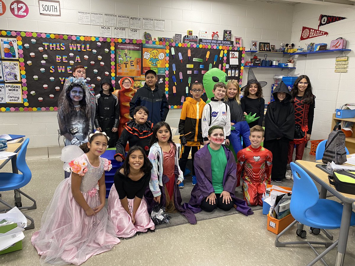 Room 32 had a wonderful Halloween!  A special thank you to our fabulous room parents for making our party spook-tacular.