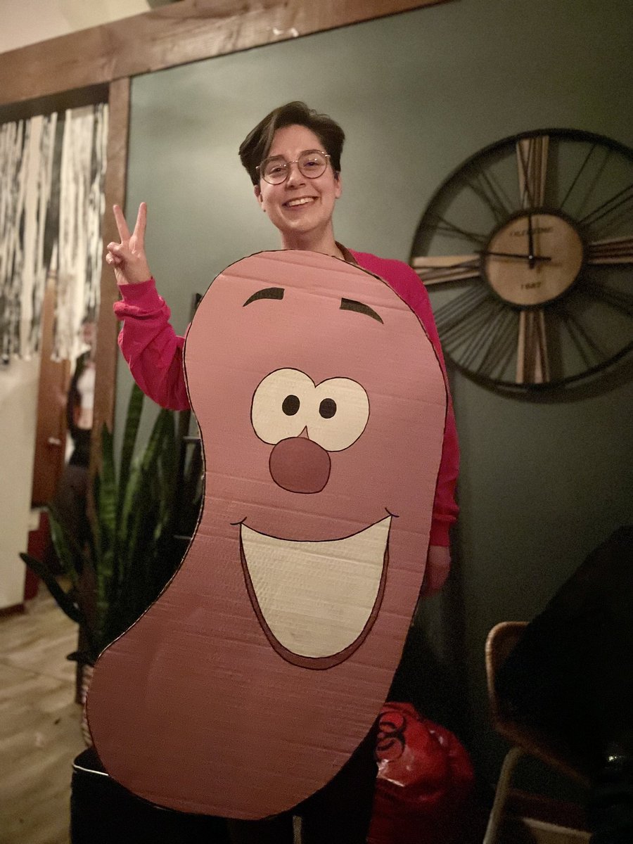 Hope you had a spooooky Halloween!! 👻 🎃 check out some of the nerdy costumes we had at the MSTP science themed costume party! AlexaFluor488,Dazzle594, CD4+ T cell, some CATions, Schrödinger's cat(s), and our beloved nephrology block mascot, Sidney the Kidney!!!