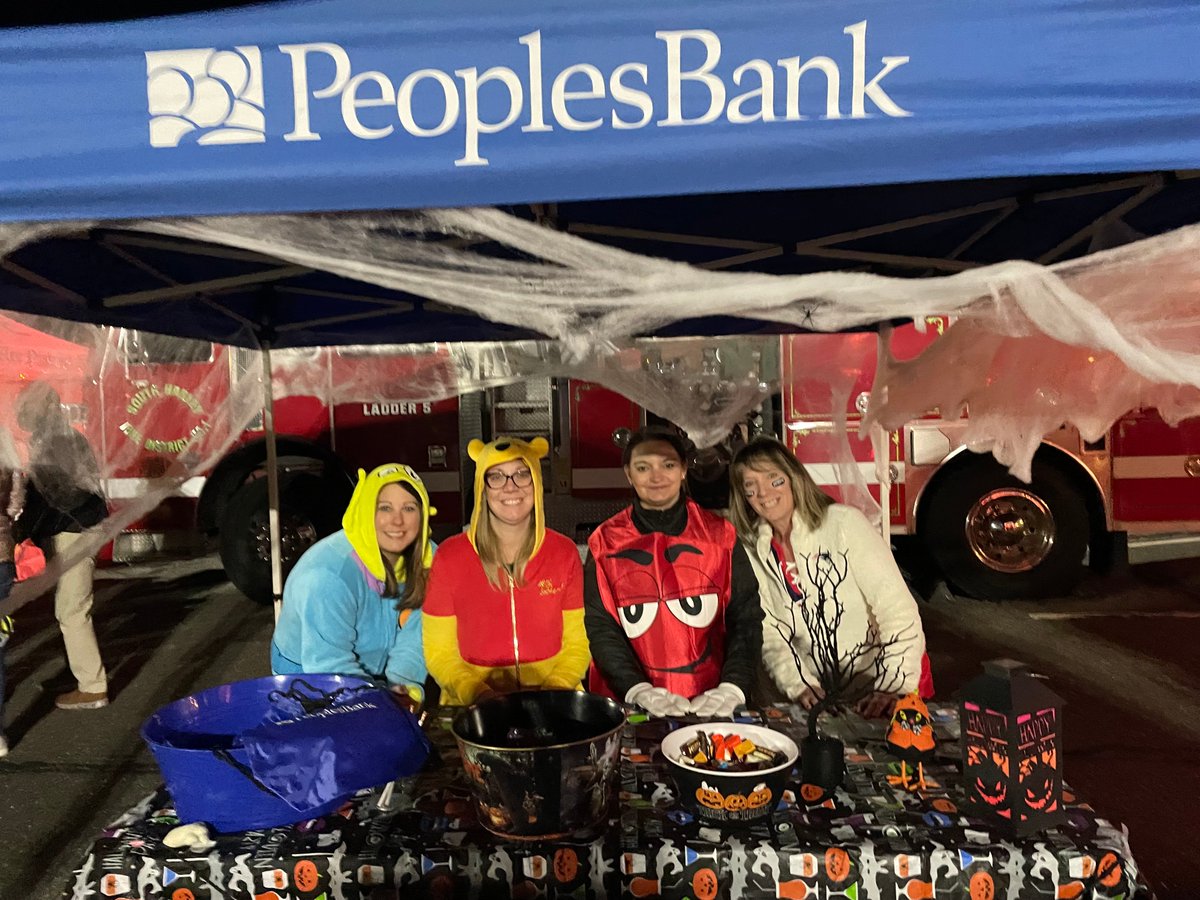 BankAtPeoples's tweet photo. Our bankers had a blast celebrating Halloween in the banking centers and in the communities.
Hope you too enjoyed the holiday.
#BankAtPeoples #RealSimpleBanking #PeoplesBank #Halloween #halloween2022 https://t.co/R1hPFhZl5q