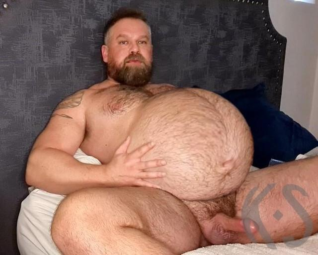 CumInHimDaily's tweet photo. I love it when @Racuda75 shows off  his very preggie belly. There's nothing sexier than a #muscledmanwife barefoot and pregnant! #mpreg #cuminhimdaily #seahorsing #malebabybump @FertilePussy @bdsmm4 @einstein642003 @MpregParadise @HoDaddyPig https://t.co/TWtjl3u7DG