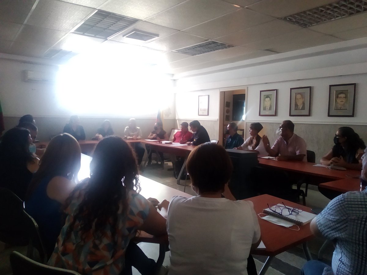 FacIngenieriaUC's tweet photo. Nuevamente estamos trabajando sin servicio eléctrico debido a una nueva falla.
Sin embargo, seguimos en sesión permanente en pro de soluciones que nos lleven a funcionar bajo condiciones más humanas y eficientes académicamente https://t.co/8rdbuWhWOd