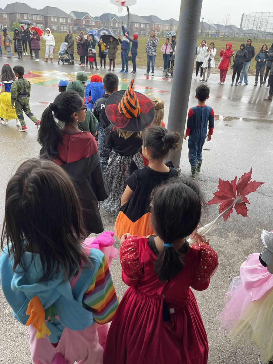 oodgrade1's tweet photo. It was a fun parade on Halloween! https://t.co/17INZTNsYd