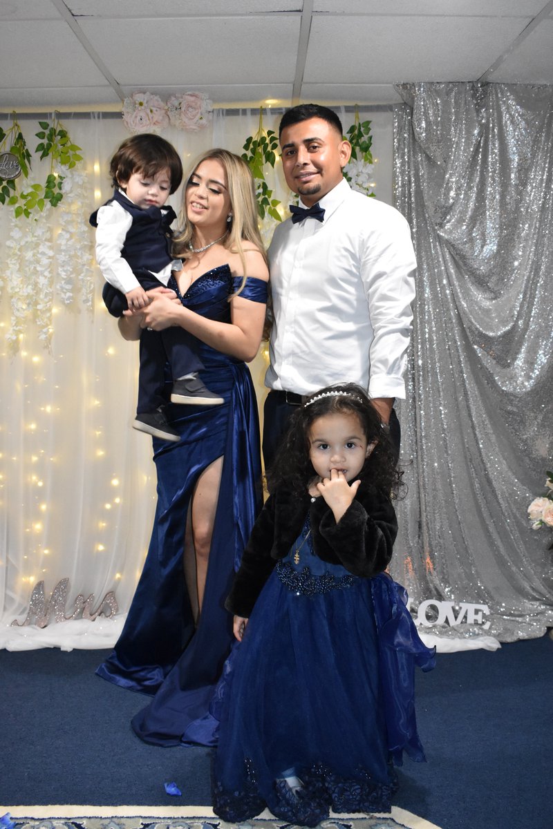 El amor es del color q quieres sentir. Novia en azul oscuro combinada con los trajes de sus hijos. Una bella pareja a quien tuve el honor de casar el 29/10/2022 Linda familia Lisbeth y Jaime #bodas2022 #longisland #mariarosariorowan