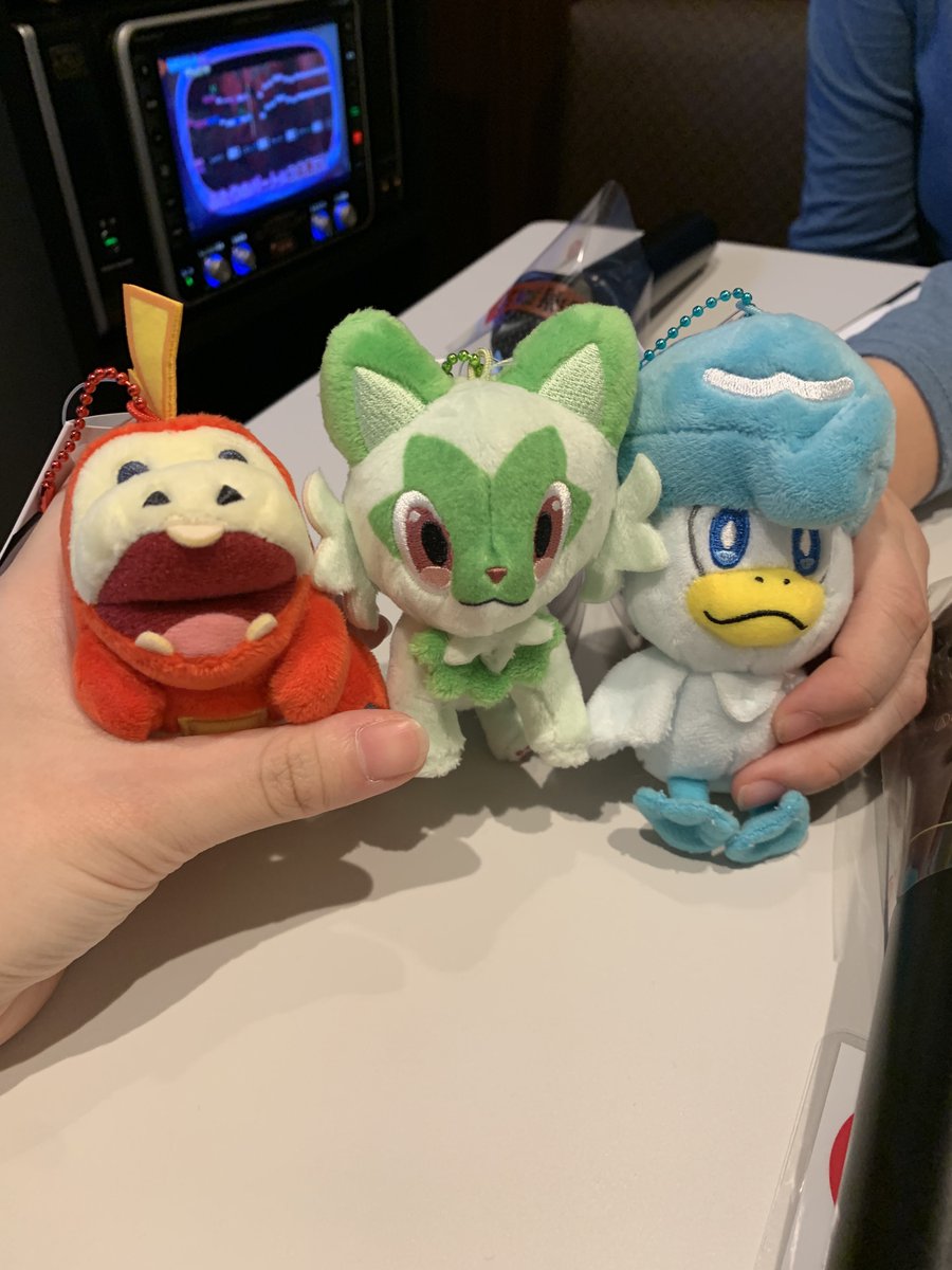 _ohcE_ApplE's tweet photo. 今更ながら、29日にスイパラとポケセン行った✌️コースター大勝利＆アクスタも勝利を収めた✌️✌️✨

御三家はリア友と1人1匹ずつおそろっち🙌✨ https://t.co/VJE8LnQyY2