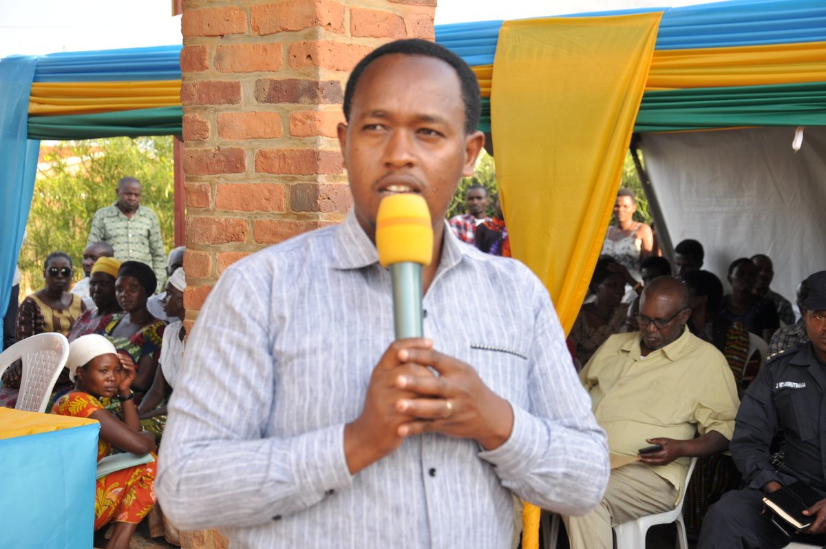Kamonyi's tweet photo. Ku biro by'Akagari ka Kigese,niho hatangirijwe ukwezi kwahariwe kwegereza abaturage serivisi, iyi gahunda ikaba ifite insanganyamatsiko igira iti: "Sanga umuturage aho ari, ahore ku isonga". Ni gahunda izakomereza no mu tundi tugari two mu Murenge #RUGALIKA (1/4) @RwandaLocalGov https://t.co/9PlPCIJoAj