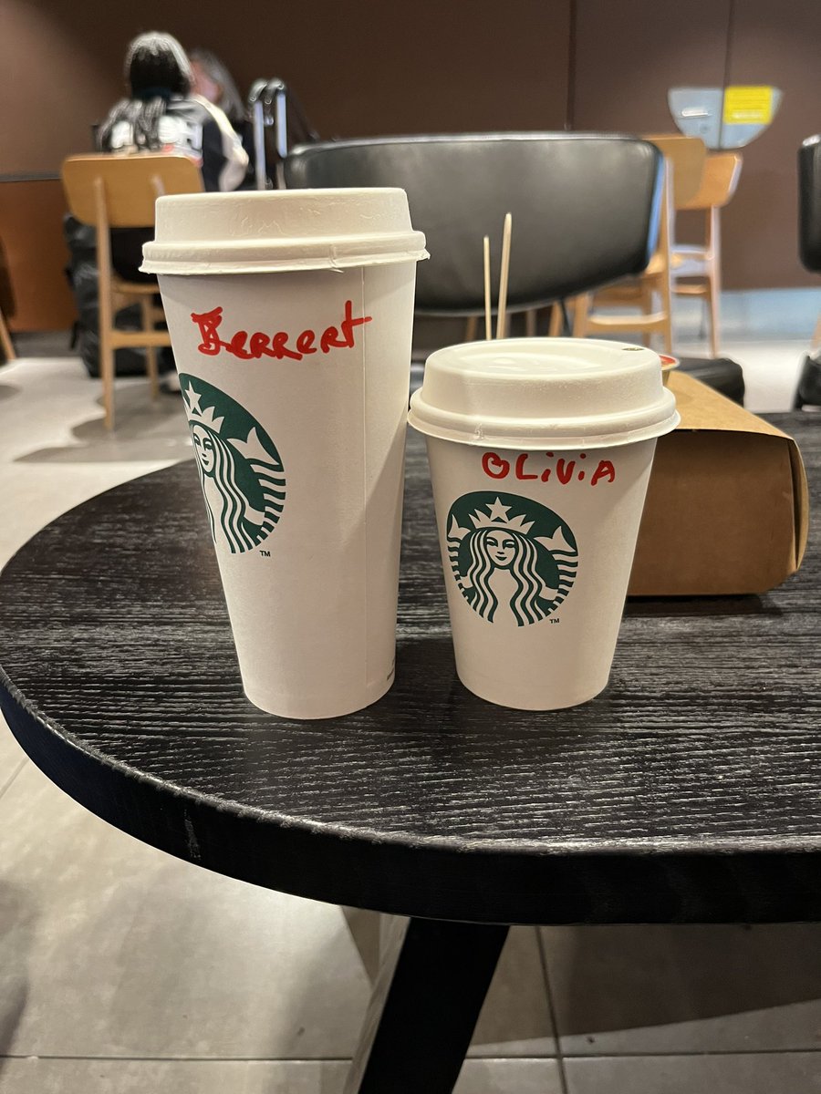 *Visiblement agacé*
- Ah la France. Ses jardins, ses châteaux, et ces gens incapables d'écrire correctement mon nom.
Je vous execre.