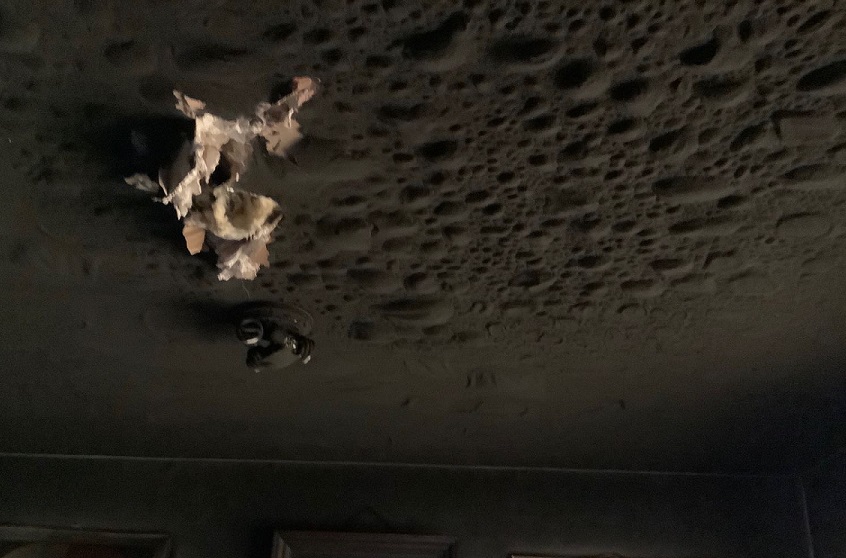 ServproWDC's tweet image. #TipTuesday: #SpontaneousCombustion! #OilBased stains, paint and thinners can heat up when they dry. If you have rags with these products on them from cleaning up your project, DO NOT THROW THEM IN A PILE, they CAN start a #Fire!
#SERVPRO #NowYouKnow #FireHazard #FireDamage