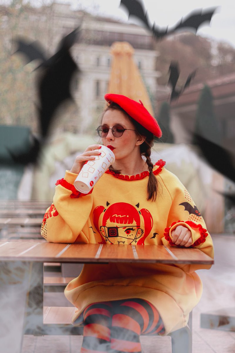 Наш вампірчик чудова пасує до картоплі фрі та коли з McDonald. Хммм... А в стакані точно кола? 😑

Дизайн світшоту: @Kyoosh_art

#Halloween #Vampire #McDonalds <a href="/McDonaldsUA/">McDonald's Ukraine</a>