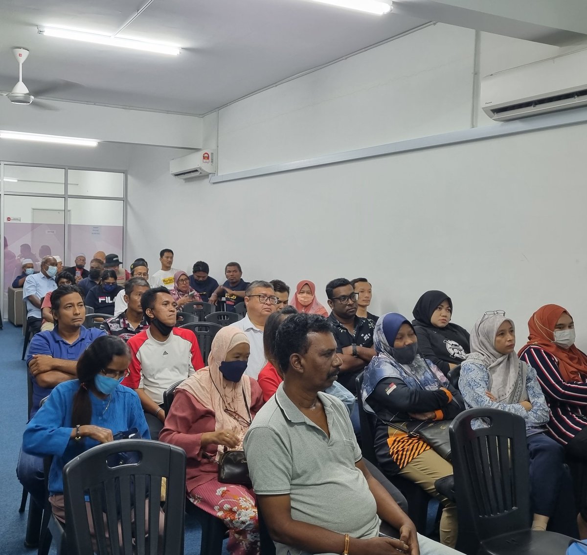 _ezalzamri's tweet photo. Sdr @AdamAdli mengucapkan ribuan terima kasih kepada Sukarelawan PACA yang hadir pada Latihan PACA malam ini di Pejabat Cabang Keadilan Hang Tuah Jaya #P137 #HangTuahJaya #KitaBoleh https://t.co/iDrVRkidz6