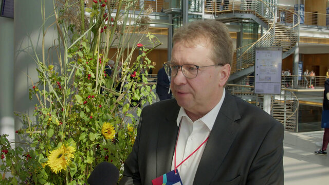 StifterTV's tweet photo. Die #Nachhaltigkeit von Kapitalanlagen gewinnt immer mehr an Bedeutung. Darüber sprach Dieter Lehmann, Leiter der Vermögensverwaltung bei @VolkswagenSt, auf dem #DST22 mit uns.
Hier geht's zum Interview
▶️ https://t.co/beqNZDMpFD https://t.co/4alxJNbVHd