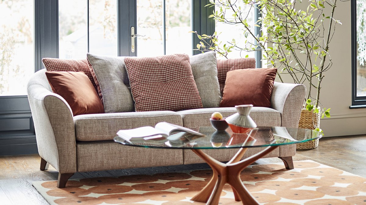 GPlanDesign's tweet image. Hatton is the perfect choice for a modern home with the option of a formal or pillow back, an innovative power footrest, and lots more. For a limited time, you can receive a free Hatton footstool with your Hatton order*. ow.ly/IuJh50Lj281. 

*T&amp;amp;C&apos;s apply. 
#gplan #sofas