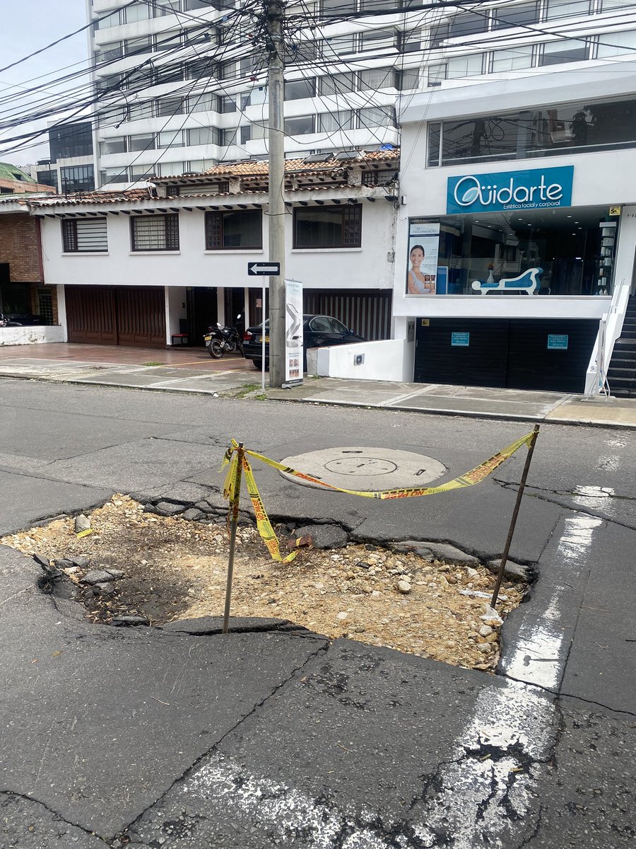 ronaldbog's tweet photo. Por favor @Waze_Bog este #hueco lleva 3 meses en la Calle 97 con Carrera 9bis. Apareció después de intervención de @AcueductoBogota. Quien responde? #chambonada https://t.co/aaZ4xciTgY