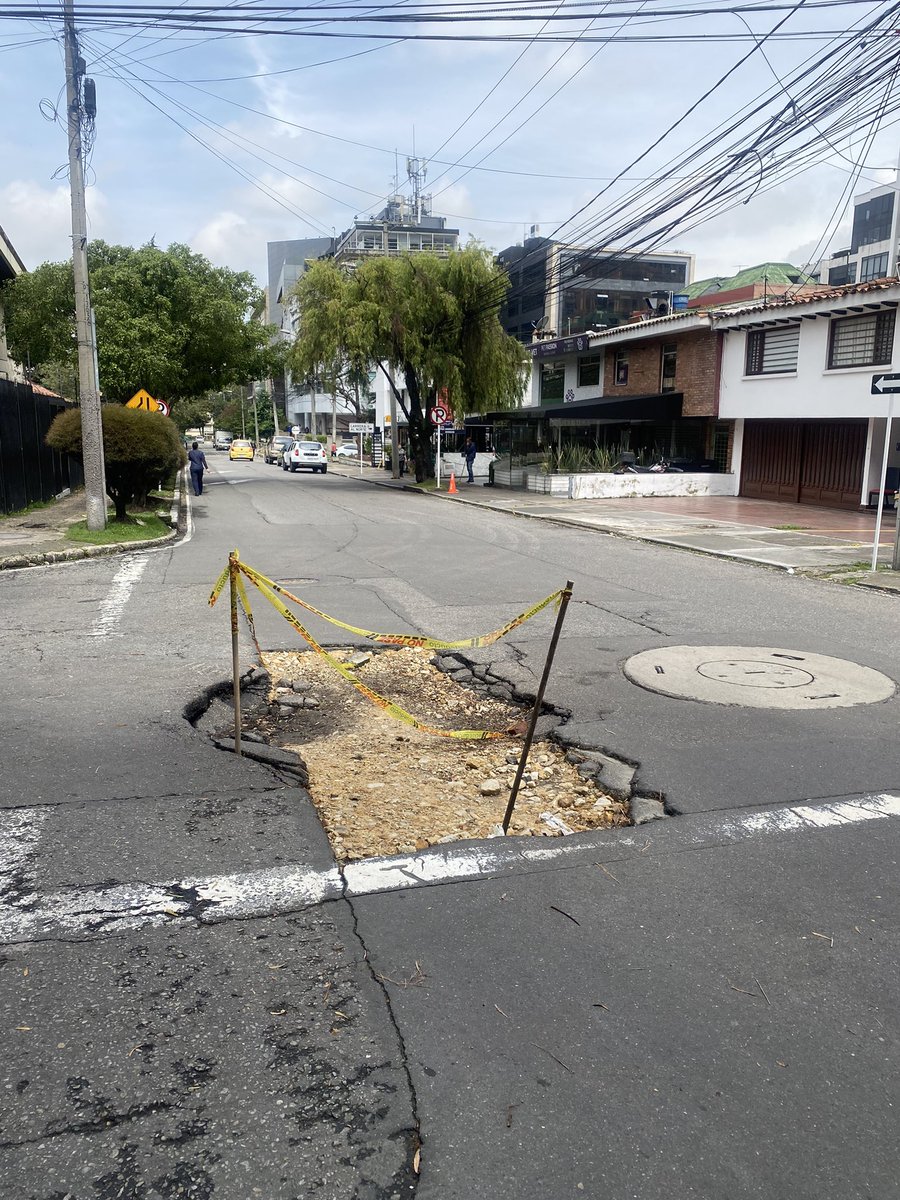 ronaldbog's tweet photo. Por favor @UMVbogota este #hueco lleva 3 meses en la Calle 97 con Carrera 9bis. Apareció después de intervención de @AcueductoBogota. Quien responde? #chambonada https://t.co/HX0QukM7uo