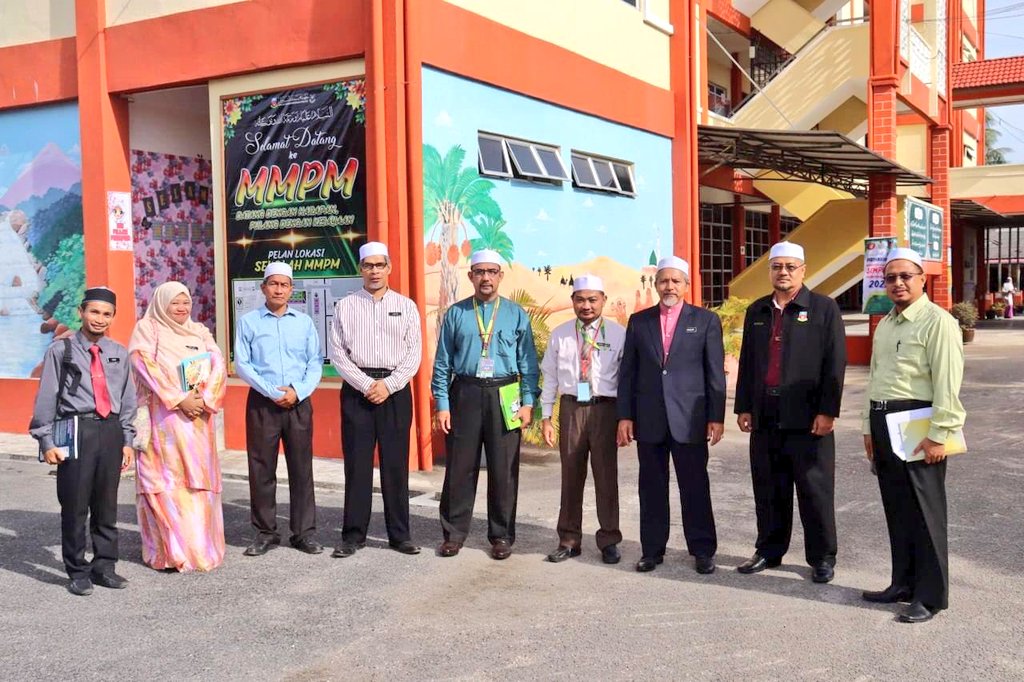 mmpmofficial's tweet photo. LAWATAN PEGAWAI YIK KE MMPM SEMPENA PERTANDINGAN KEBERSIHAN 3K SEKOLAH-SEKOLAH  AGAMA YIK.

Tumbuh tinggi pohon kuini,
 Tempat bermain anak kedidi,
Kebersihan asas pembangunan rohani,
 Melahirkan insan luhur peribadi.

#mewujudkanbiahsolehah
#BelajarUntukBerbakti
#mmpmdihati https://t.co/tvClc8JBfs
