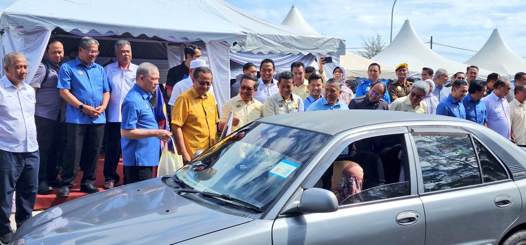 Tn.Pengarah <a href="/IrHjMdridzwan/">IrHjMdridzwan</a> mengiringi YBhg.Dato'Seri Ir.Haji Mohamad <a href="/IrZulkefly/">Mohd Zulkefly S</a> Sulaiman   KPKR <a href="/JKRMalaysia/">JKR Malaysia</a> di Majlis Perasmian Jalan Pintas K.T oleh YAB MB Trg Dato'Seri <a href="/DrAhmadSamsuri/">Dr Ahmad Samsuri Mokhtar</a> Mokhtar bersama Dato'Sri Hj.Fadillah Hj.Yusof <a href="/PetraJayaMP/">Fadillah Yusof 🇲🇾</a> Menteri Kanan @MOWorks hari ini.