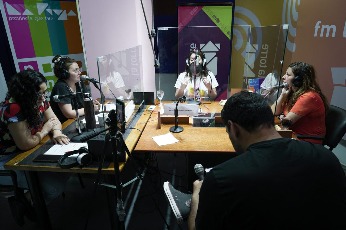 TinkunacoRadio's tweet photo. Así pasaba nuestro programa del viernes sobre virtualidad e información 🙌
Gracias por acompañarnos Luz Santangelo, secretaria de Comunicación y Planificación Pública, y Mauro Brissio, magister en Comunicación. 

Este viernes seguimos Tinkunaqueando 🙌❤️ https://t.co/RKZk3nn7ZJ