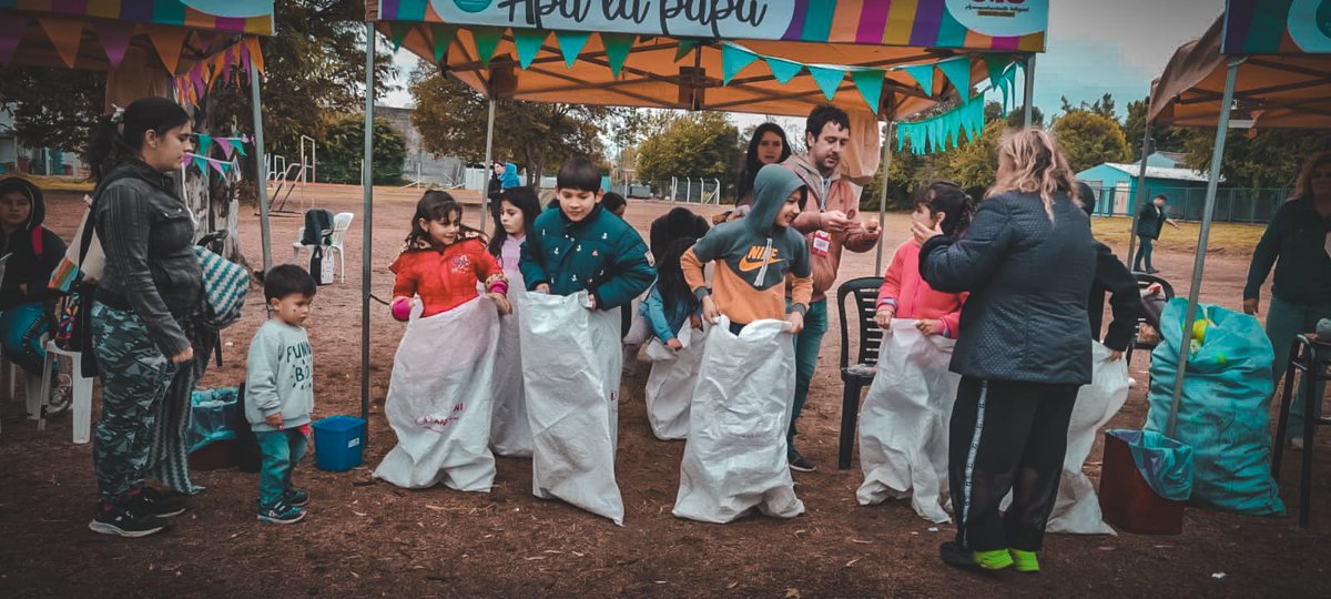 programa018's tweet photo. 🎉 DÍA DE LA FAMILIA 0-18 👨‍👩‍👦

Les compartimos imágenes de lo que fue el Día de la Familia para nuestros participantes de Paina, Envión y Centros 0-18!!
Hubo kermesse, juegos de mesa, inflables, fútbol tenis, ping pong, shows en vivo y mucho más... @jaimemendezh @LuRaskovsky https://t.co/VaF1wu5Xyj