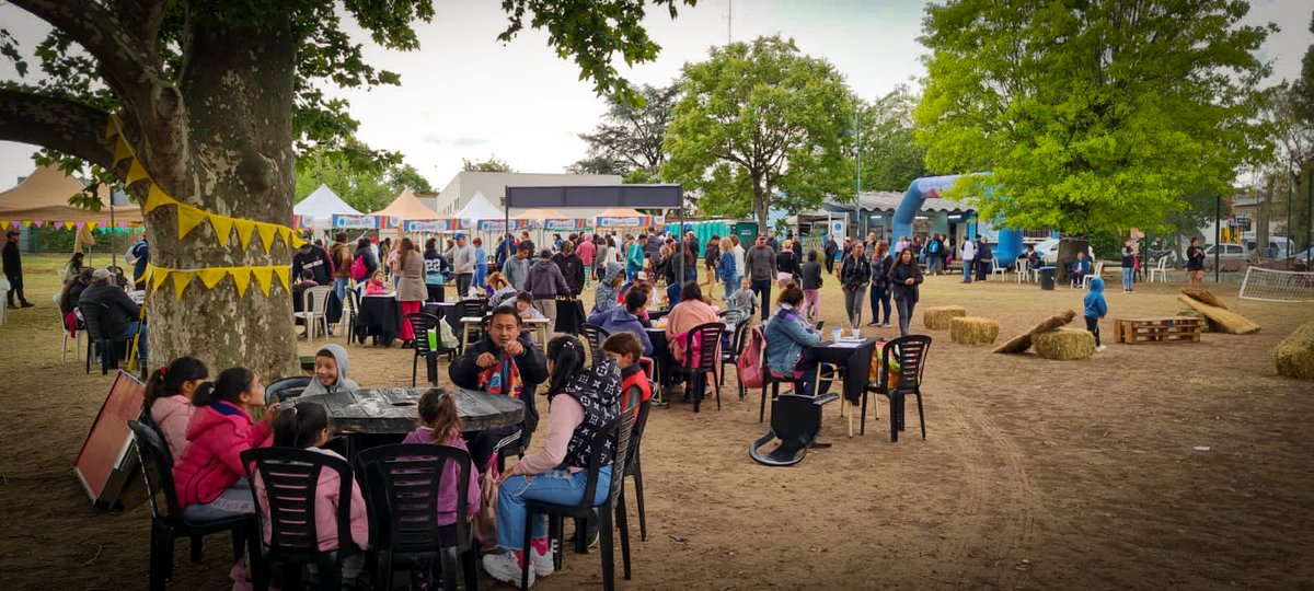 programa018's tweet photo. 🎉 DÍA DE LA FAMILIA 0-18 👨‍👩‍👦

Les compartimos imágenes de lo que fue el Día de la Familia para nuestros participantes de Paina, Envión y Centros 0-18!!
Hubo kermesse, juegos de mesa, inflables, fútbol tenis, ping pong, shows en vivo y mucho más... @jaimemendezh @LuRaskovsky https://t.co/VaF1wu5Xyj