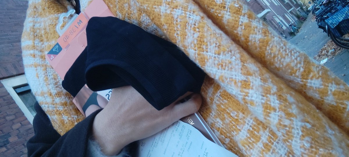 İki parça şeye poşet almiyim dedim afedersiniz yolda don paketinden çıkmış sallaya sallaya gelmişim. Anladık Amsterdam'dasin da kimse de don sallamiyor be aslı