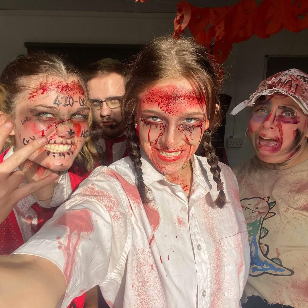 I've been quite on here due to being very busy and having the privilege of being cast with amazing team over October! Fright nights has been amazing and here are some of my favourite photos. 👻
However It's time for a complete 360 for my next contract at Lapland UK! 🎄