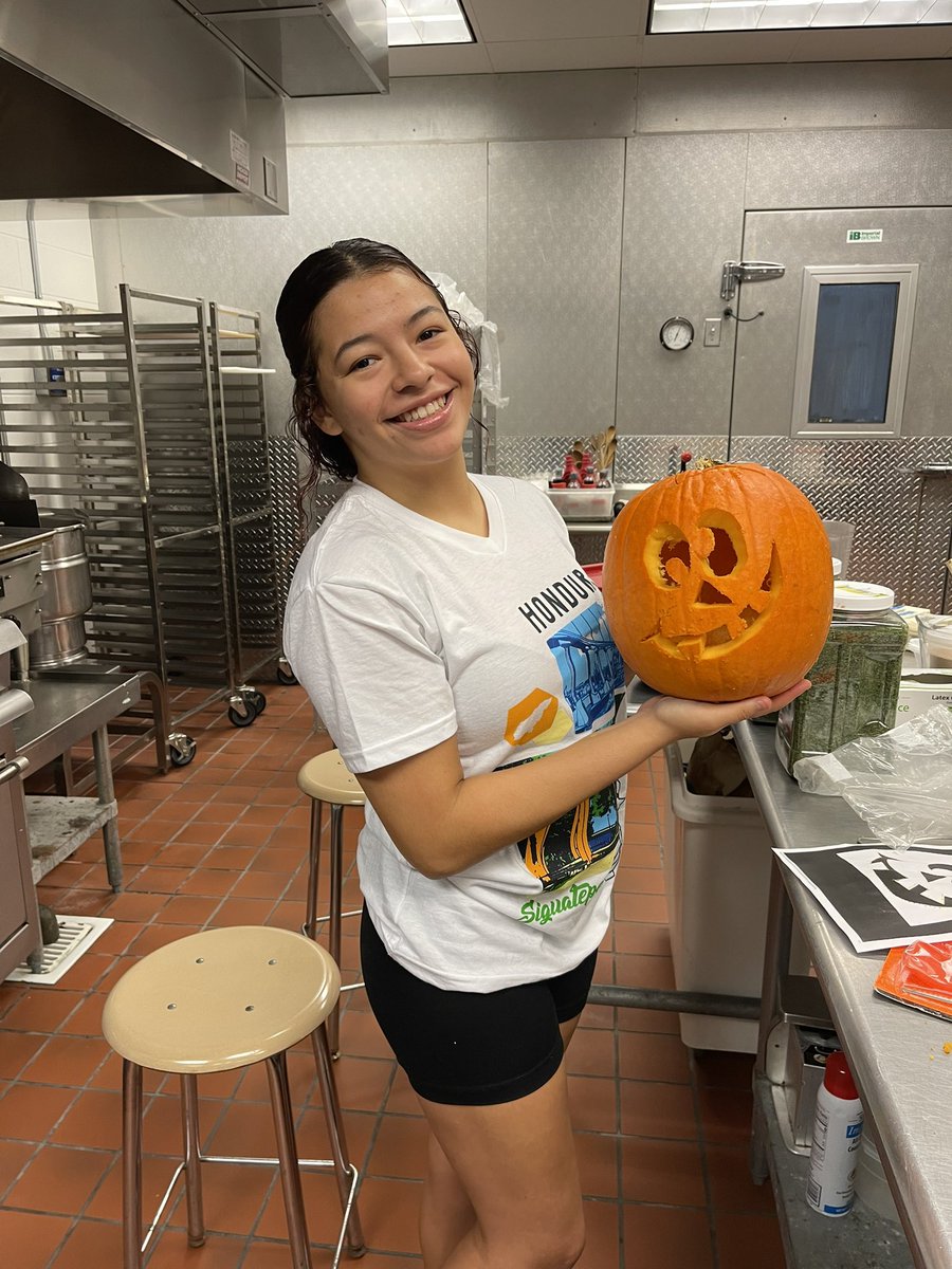 mipabel's tweet photo. Boo! Halloween Cupcakes Wars &amp; Pumpkin Carving. #CCPS_NAF #gghs_titans #wishyouwereinculinary https://t.co/tOMJ0wmJcm