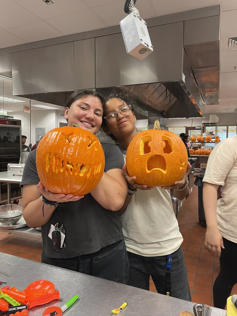 mipabel's tweet photo. Boo! Halloween Cupcakes Wars &amp; Pumpkin Carving. #CCPS_NAF #gghs_titans #wishyouwereinculinary https://t.co/tOMJ0wmJcm