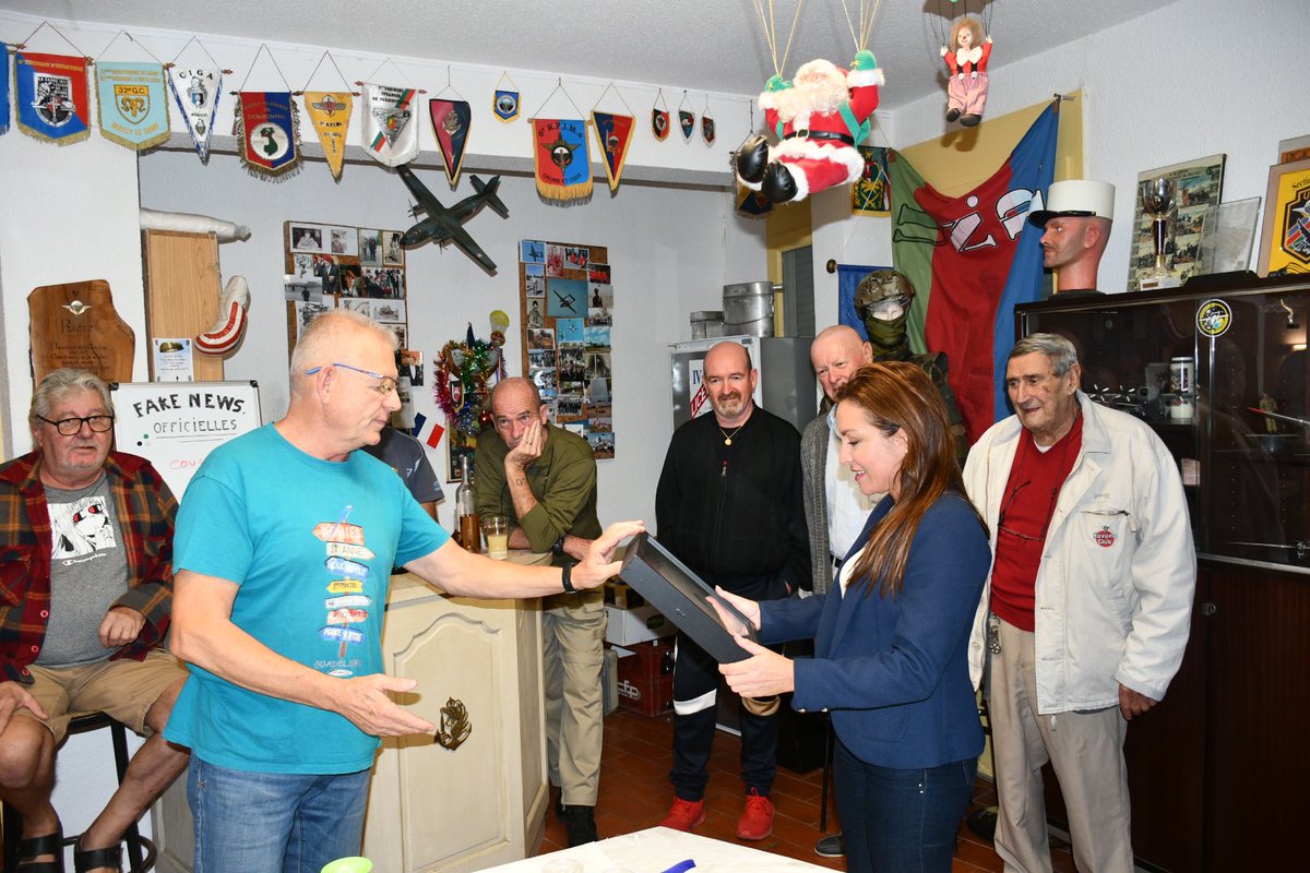 JLechanteux's tweet photo. J’ai l’immense honneur d’être la Marraine de la section Est-Var de l’#UNP et de recevoir le diplôme du #Parachutiste 🪂

L’occasion pour moi de leur remettre la médaille de l’#AssembléeNationale pour leur engagement envers notre Nation 🇫🇷

Et par #SaintMichel, vive les paras ! https://t.co/WkphoEvDsw