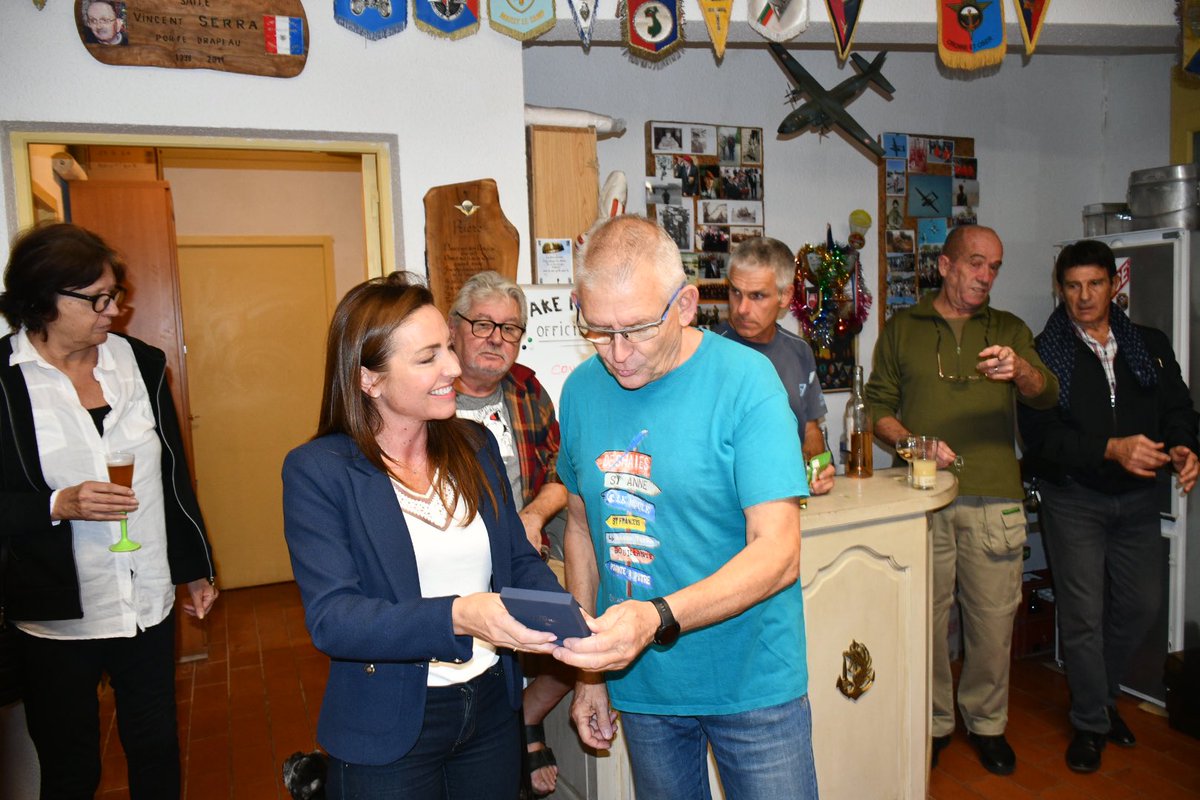 JLechanteux's tweet photo. J’ai l’immense honneur d’être la Marraine de la section Est-Var de l’#UNP et de recevoir le diplôme du #Parachutiste 🪂

L’occasion pour moi de leur remettre la médaille de l’#AssembléeNationale pour leur engagement envers notre Nation 🇫🇷

Et par #SaintMichel, vive les paras ! https://t.co/WkphoEvDsw