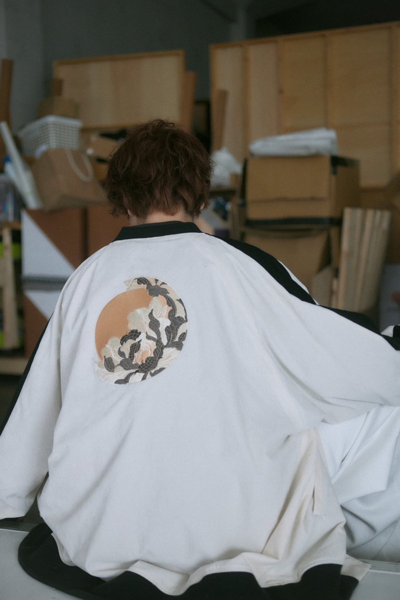 some0658's tweet photo. 【プレゼント企画】

新作コレクションの発表を開始を記念して「3D-Tiger souvenir jacket」を一名様に。（お色は選んで頂けます）

応募方法 : フォロー&amp;RT
締め切り : 11/12

《 ONLINE PRE-ORDER 》開催中。
https://t.co/AjrrEkuZP8 https://t.co/VbiiSEpfvp