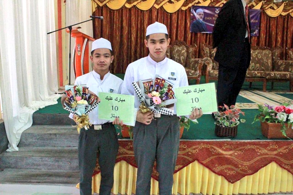 mmpmofficial's tweet photo. MAJLIS PENGUMUMAN DAN PENYERAHAN SLIP KEPUTUSAN PEPERIKSAAN SMU 2021

10MUMTAZ:13 ORANG
9MUMTAZ:12 ORANG
PANGKAT MUMTAZ:61
PANGKAT JAYYID JIDDAN:74
PANGKAT JAYYID:89
GPS:2.23

JUMLAH CALON:235 ORANG

TAHNIAH DAN SYABAS 

#mewujudkanbiahsolehah
#BelajarUntukBerbakti
#mmpmdihati https://t.co/4L0b8qrCNP