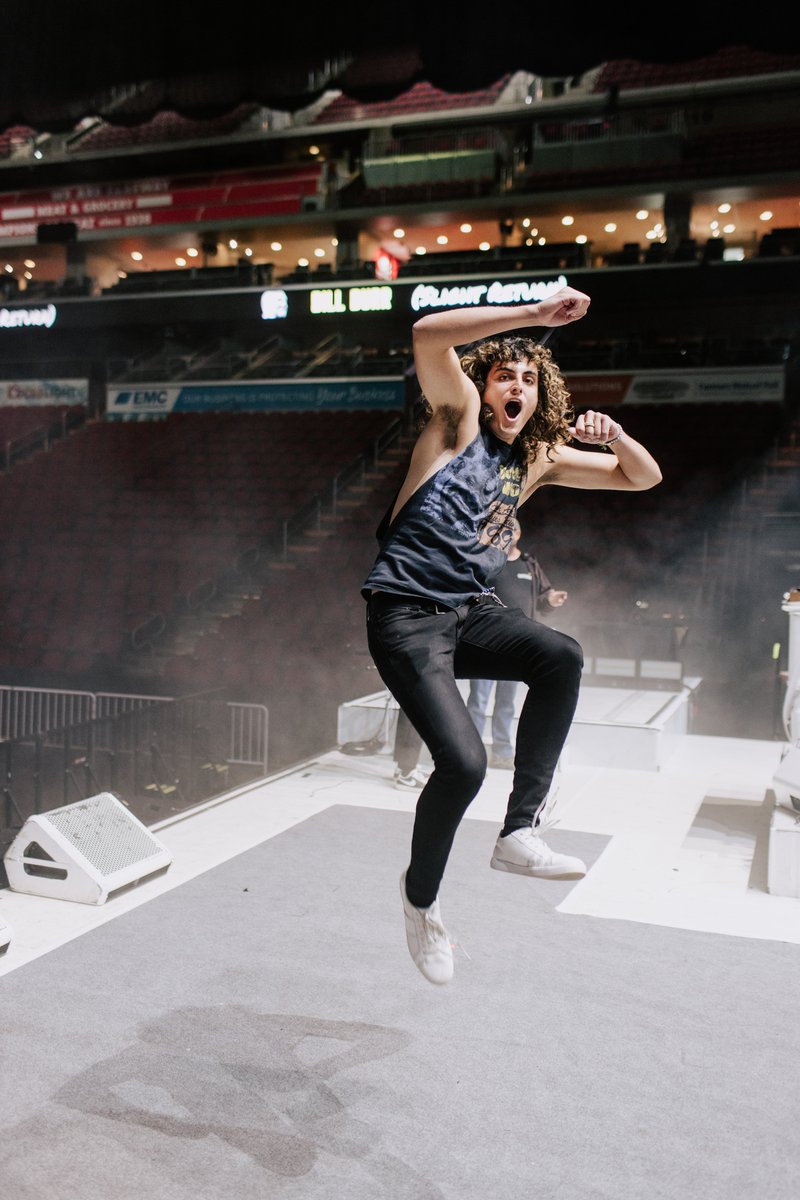 GretaVanFleet's tweet photo. Stretched and ready for Little Rock tonight. https://t.co/k6OaLMk0s0