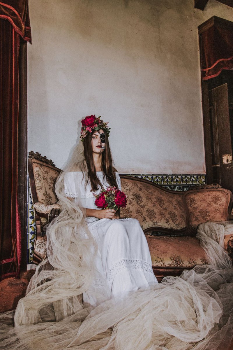 III / Casa 
Projeto de Halloween 
Modelo: Maria Vicente;
Maquilhagem: Megguie Almeida;
Assistentes: Francisco Figueiredo, Duarte Gomes, Carolina Ferreira;
Adereços: Margarida Mineiro.
Obrigada a todos pela colaboração! ✨🤍
#halloween #photography #photoshoot #photooftheday