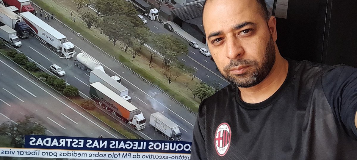 AdrianoFSouza4's tweet photo. #Sp1 E estranho essa ação dos caminhoneiros a favor do atual presidente, pois à alguns meses atrás os mesmos indivíduos estavam fazendo um protesto parecido justamente contra o atual presidente. Vai lá entender 🤔 https://t.co/tKy3T0wcd6