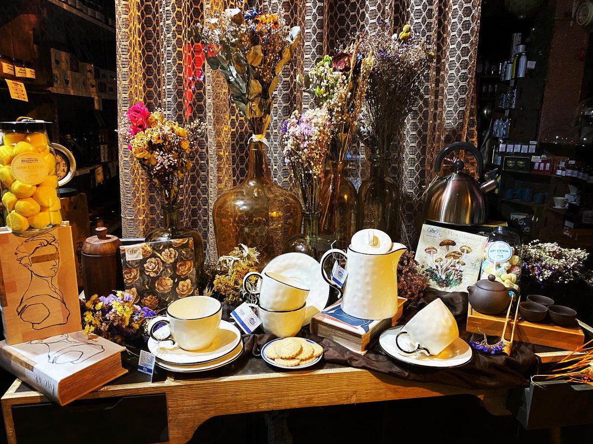 nusito7's tweet photo. Nuevo escaparate de otoño 🍂, dedicamos el día hoy a pensar en aquellos que no están con nosotros, tomando una taza de té ☕️  #teruelgourmet https://t.co/eDDi21Zc9v