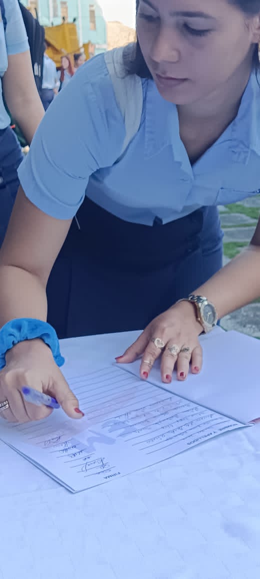 FeemVilla's tweet photo. ✌️Oyeee que honor✌️... Desde nuestra provincia Villaclareña 🧡 se realiza el acto central😎 de ingreso a la educación superior✳️.
Nuestro estudiantado siempre presente para dar el Sí 💪 por nuestra revolución🇨🇺.
#CubaEsAmor
#FEEMDeCuba
@DiazCanelB
@aylinalvarezG 
@hamlet_cu https://t.co/lm9pcdssDy