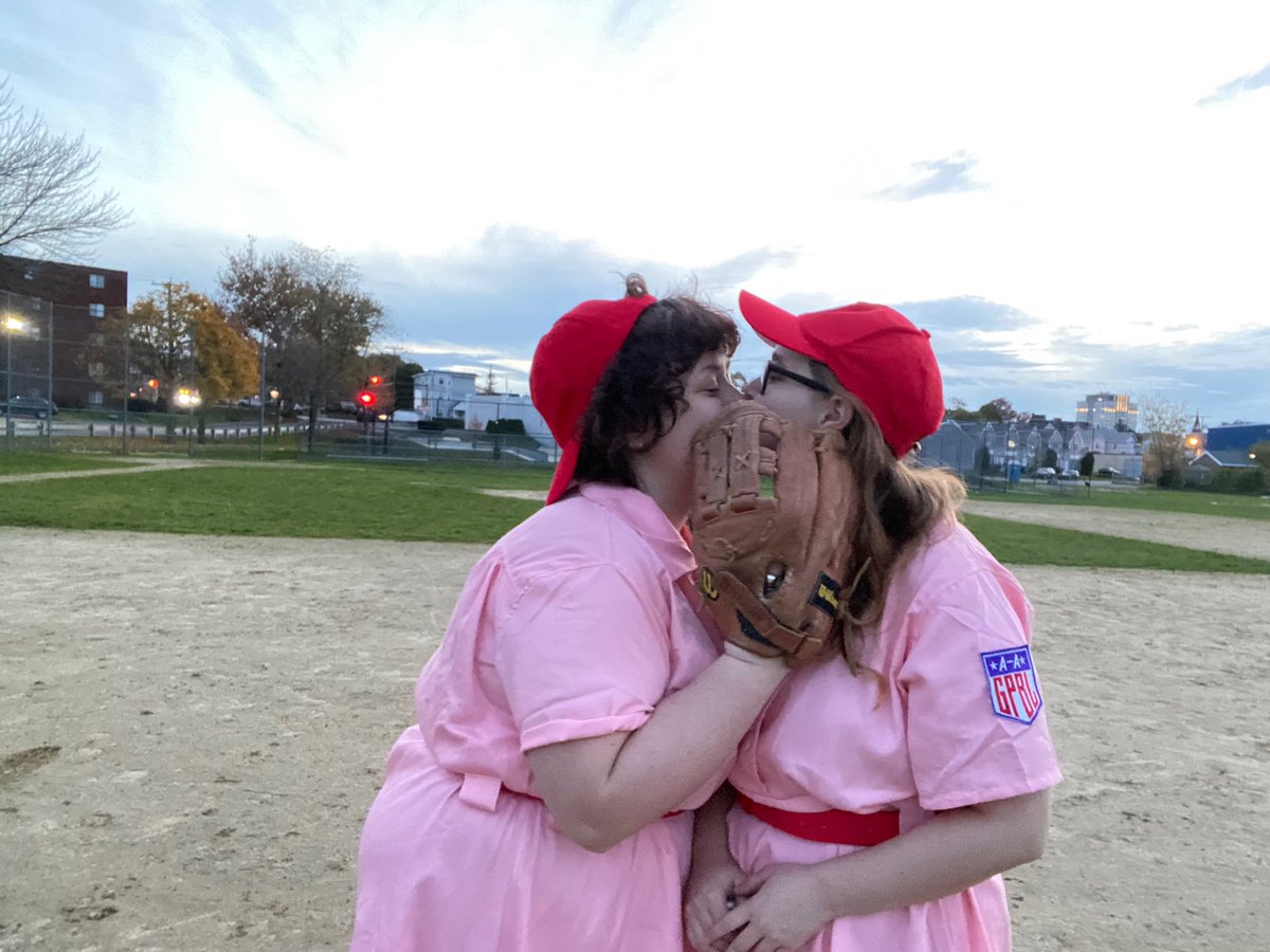 sativasapphic's tweet photo. Alright fruits!! Shout out to @LeagueOnPrime for giving us the best couples costume idea for this year 🍑 ⚾️ https://t.co/vdxPOjfU3C