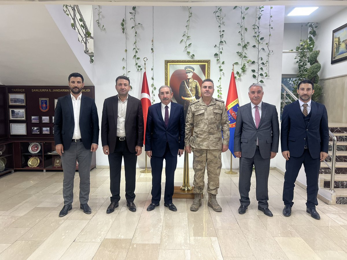 İl Jandarma Alay Komutan’ımız Mücahit AVKIRAN beyefendiye hayırlı olsun ziyaretinde bulunduk Şehrimize huzur ve refahı en üst seviyeye çıkarmasını temeni eder. Hoş sohbeti ve misafirperverliği için teşekkür ederiz. <a href="/MehmetEYYPOGLU1/">Mehmet EYYÜPOĞLU</a> <a href="/omereyyupoglu1/">Ömer EYYÜPOĞLU</a>