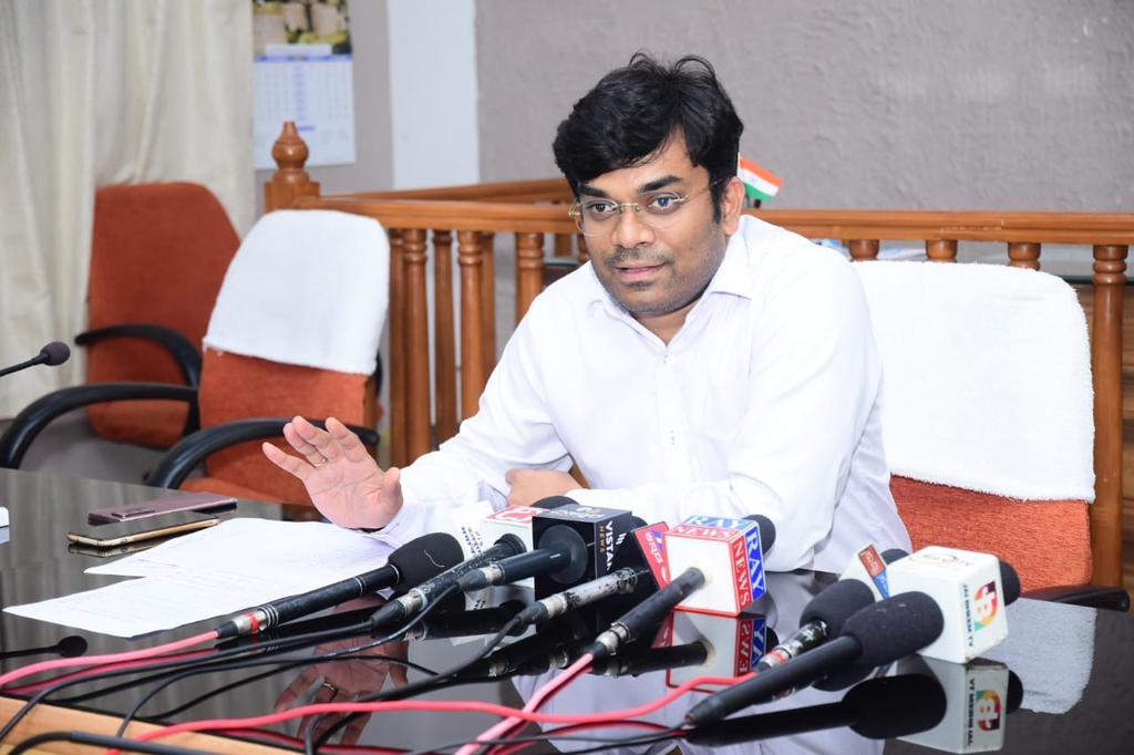 Kalaburgivarthe's tweet image. ನ.2ರಂದು ಕಾಳಗಿ ತಹಶೀಲ್ದಾರ ಕಛೇರಿಯಲ್ಲಿ ನಿಗದಿಯಾಗಿದ್ದ ಡಿ.ಸಿ.ಯಶವಂತ ವಿ. ಗುರುಕರ್ ಅವರ ಸಾರ್ವಜನಿಕರ ಅಹವಾಲು ಆಲಿಕೆ ಮುಂದೂಡಿಕೆ #ನ.4ಕ್ಕೆ‌ ಕರ್ನಾಟಕ- ಮಹಾರಾಷ್ಟ್ರ ನಡುವಿನ ಗಡಿ ಸಮಸ್ಯೆ ಕುರಿತು ಉಭಯ ರಾಜ್ಯಗಳ ರಾಜ್ಯಪಾಲರ ಸಭೆ ಹಿನ್ನೆಲೆಯಲ್ಲಿ ಪೂರ್ವಸಿದ್ಧತೆಯಲ್ಲಿ ತೊಡಗಿರುವ ಕಾರಣ ಮುಂದೂಡಿಕೆ #ಮುಂದಿನ ದಿನಾಂಕ ನಂತರ ತಿಳಿಸಲಾಗುವುದು